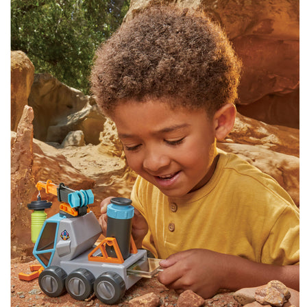 Big Adventures ™ Moon Microscope Space Rover - 
Place leaves or pebbles on the removable slide and inspect them with the 3x magnifying microscope.
